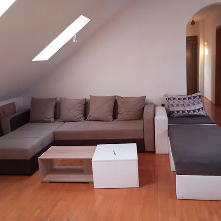 Potkrovje Sa 3 Spavace Sobe Apartment *